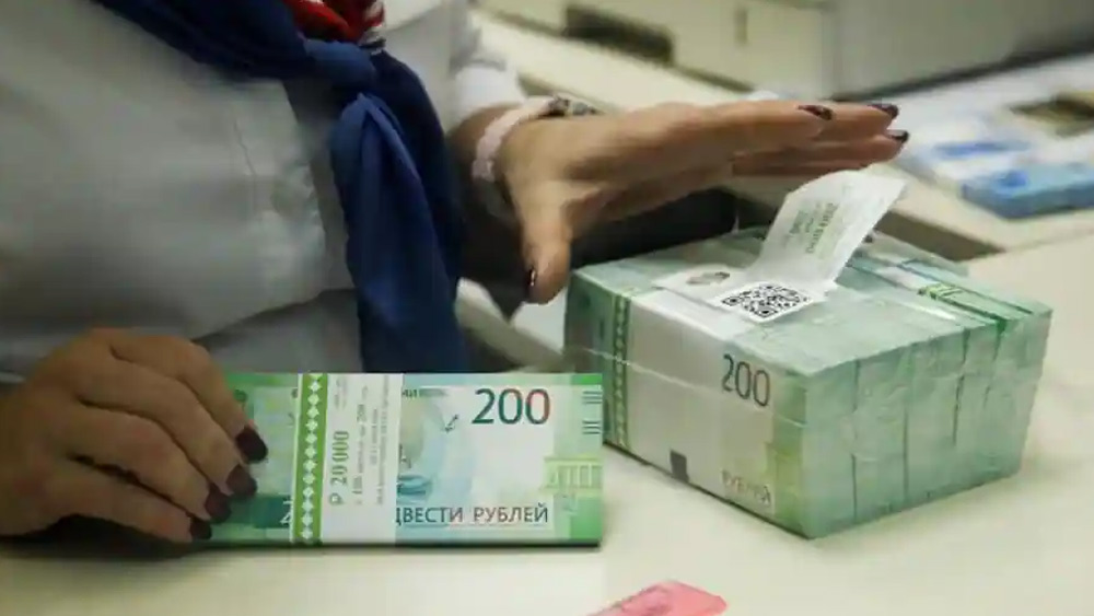 রাশিয়ার সংবাদমাধ্যম জানিয়েছে, ইনেসা বেপাত্তা হওয়ার পর তাঁর ভল্টে ব্যাঙ্ক নোটের বদলে মিলেছিল মণিহারি জিনিসপত্র। ভল্টে সে সব জিনিস দেখে ব্যাঙ্কের এক করণিক পুলিশে খবর দেন। এর পরই অভিযোগ ওঠে, নিজের ব্যাঙ্ক থেকে অর্থ গায়েব করেছেন খোদ চেয়ারপার্সন ইনেসা!