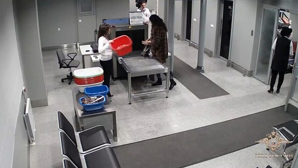 তদন্তে নেমে রাশিয়ার পুলিশের চক্ষু চড়কগাছে! রুশ গোয়েন্দাদের দাবি, ব্যাঙ্কের অর্থ লুটের জন্য নিখুঁত ছক কষেছিলেন ইনেসা। তবে এ কাণ্ডের মূল চক্রী ছিলেন ব্যাঙ্কের সহ-প্রতিষ্ঠাতা তথা বোর্ডের চেয়ারম্যান গ্রিগোরি রোমানুতা।