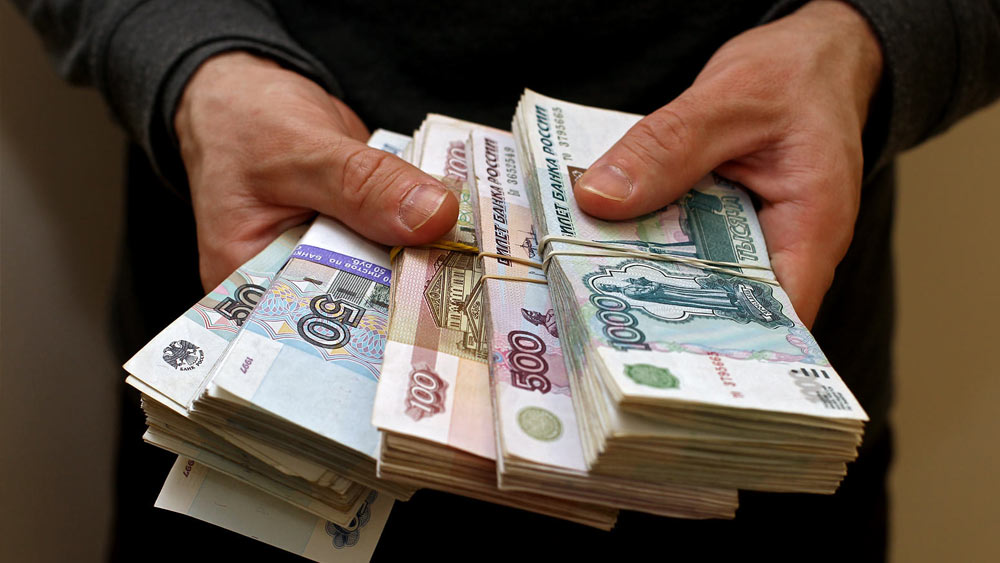 তদন্তকারীদের দাবি, ২০১৮ সালের ২৬ জানুয়ারি ইনেসার হয়ে ওই বিপুল অর্থ সরিয়ে ফেলেন তিন জন। তাঁদের মধ্যে ছিলেন সের্গে কুজনেৎসভ নামে ইনেসার এক সঙ্গী। তবে গোটা কাণ্ডে রোমানুতা ছিলেন নেপথ্যে।