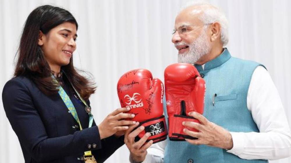 প্রধানমন্ত্রীকে বক্সিং গ্লাভস উপহার দিচ্ছেন নিখাত জারিন