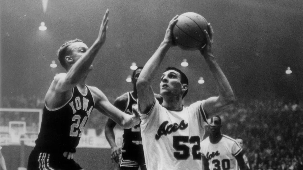 ৭০-এর দশকে ইভান্সভিলের প্রাণকেন্দ্র হয়ে ওঠে বাস্কেটবল দল ‘দ্য পার্পল এস’। পুরো শহরকে যেন চুম্বক দিয়ে আটকে রেখেছিল এই দল।