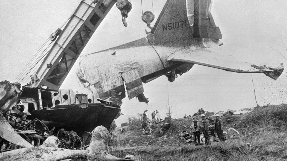 বিমানটি উড়ান শুরু করার কিছু ক্ষণ পরেই একটি পাহাড়ের কাছে ভেঙে পড়ে। বিমানে থাকা ২৯ জনের প্রত্যেকেই নিহত হন ওই দুর্ঘটনায়।