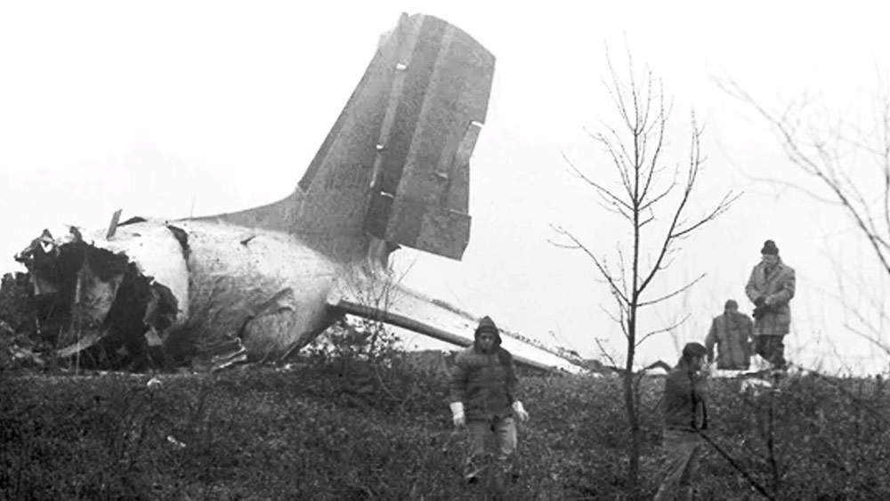 ১৯৭৭-৭৮ সালে ইউনিভার্সিটি অব ইভান্সভিলের বাস্কেটবল দলের খেলোয়াড়রা টেল সিটি, ইন্ডিয়ানা, গোল্ডসবোরো এবং নর্থ ক্যারোলিনার মতো জায়গা থেকে ছিল। এদের প্রত্যেকেই মারা গিয়েছিল। দলে থাকা গ্রেগ স্মিথের আবার এটিই প্রথম বিমানযাত্রা ছিল।