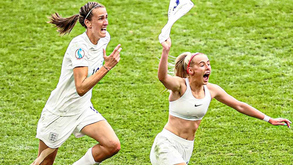 ঐতিহাসিক: ইংল্যান্ডের হয়ে গোল করে পরনের জার্সি উড়িয়ে দৌড়াচ্ছেন ক্লোয়ি কেলি