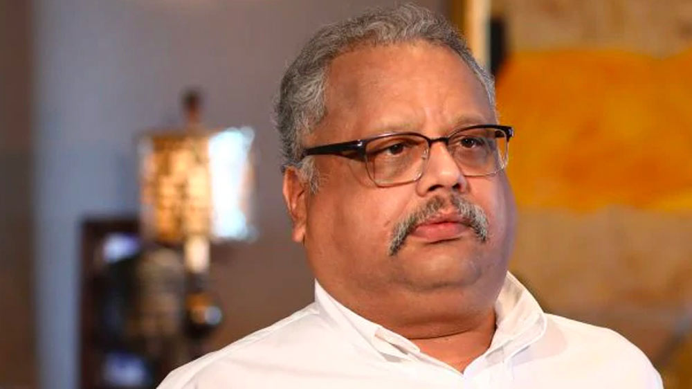 ১৯৬০ সালের ৫ জুলাই হায়দরাবাদে জন্ম রাকেশের। রাজস্থানি পরিবারে তাঁর বড় হয়ে ওঠা। পরে তাঁরা চলে আসেন মুম্বই।