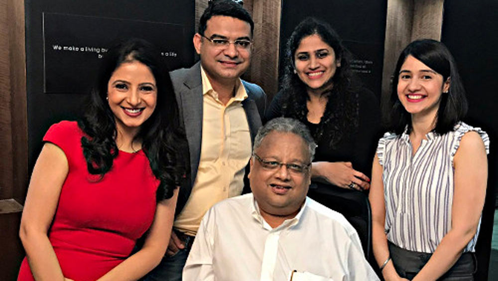  করোনা অতিমারির সময়ও তাঁর উপার্জনের অঙ্ক চোখে পড়ার মতো। করোনাকালে তাঁর উপার্জন ছিল ১৪০০ কোটি টাকা।