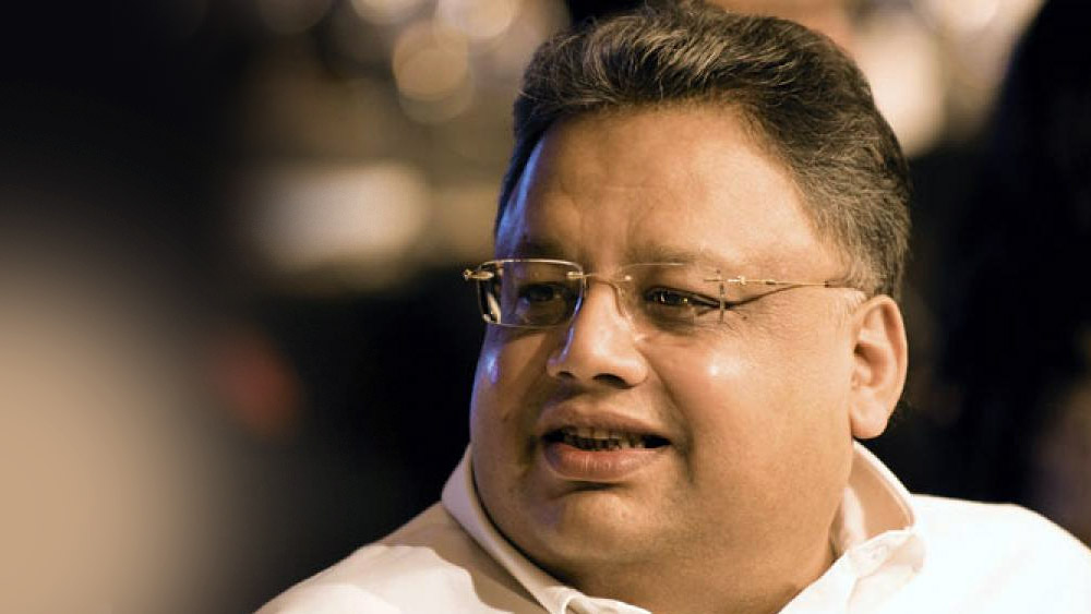 ২০১৩ সালে স্ট্যান্ডার্ড চার্টার্ড থেকে ১৭৬ কোটি টাকায় মালাবার হিলে রিজওয়ে অ্যাপার্টমেন্টের ৬টি ইউনিট কিনেছিলেন রাকেশ। 