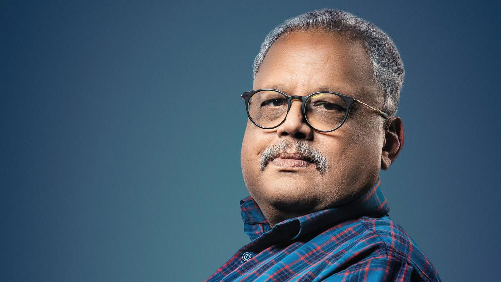 ২০১৭ সালে এইচএসবিসি ব্যাঙ্ক থেকে ১৯৫ কোটি টাকায় আরও ছয়টি অ্যাপার্টমেন্ট কেনেন এই ধনকুবের। 