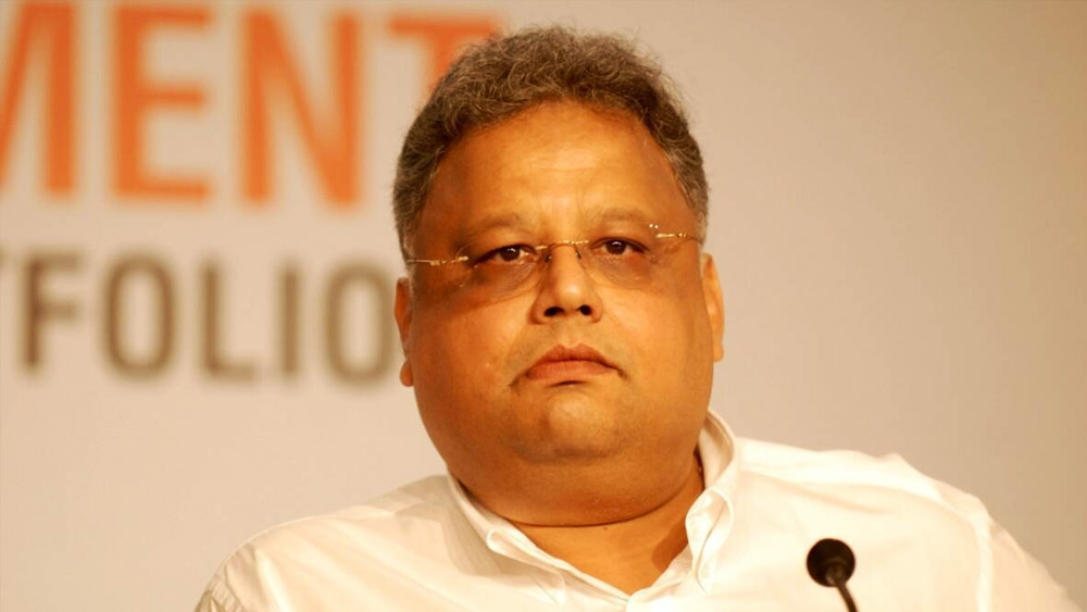 ২০২১ সালে সাত হাজার বর্গ ফুটের ১৪ তলা বাড়ি নির্মাণের কাজ শুরু করেছিলেন রাকেশ। কিন্তু সেই বাড়িতে আর থাকা হল না ‘বিগ বুলের’। 