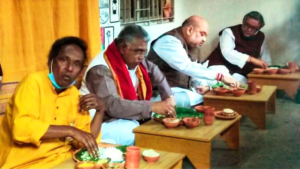বাসুদেব দাস বাউলের বাড়িতে মধ্যাহ্নভোজন করতে যান অমিত শাহ, দিলীপ ঘোষ।