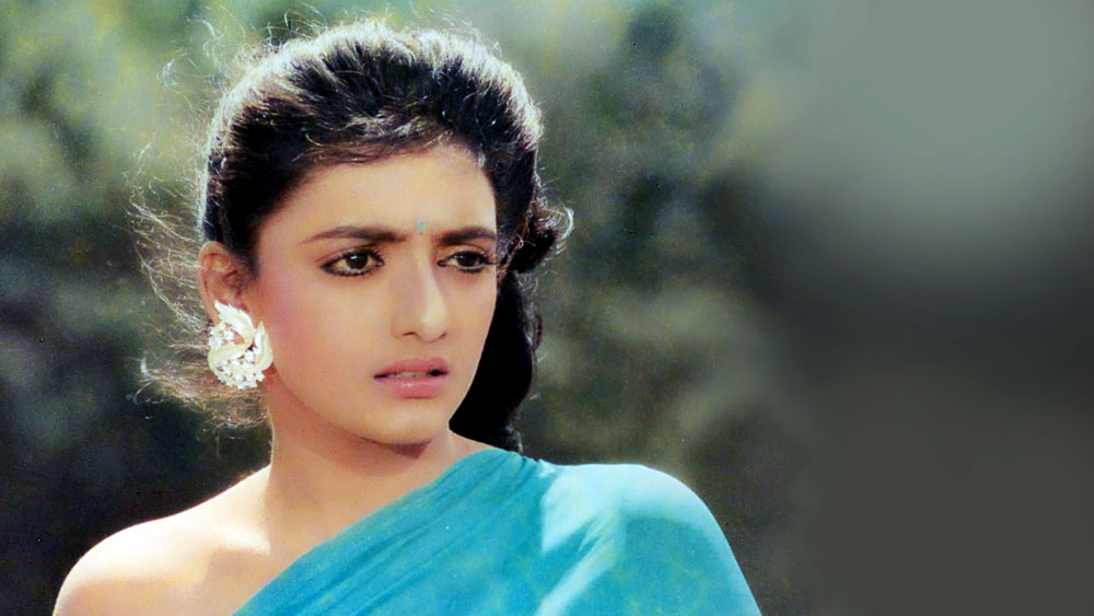 ‘শান্তিপ্রিয়া’, ‘নিশান্তি’— একই অভিনেত্রীর ইন্ডাস্ট্রি অনুযায়ী দুই ভিন্ন নাম। তবে, তাঁর আসল নাম ‘শান্তাম্মা’। তামিল ও তেলুগু ছবির সুপারস্টার ‘শান্তিপ্রিয়া’ বলিউডে প্রথম পা রাখেন ‘সৌগন্ধ’ (১৯৯১) ছবির মাধ্যমে।