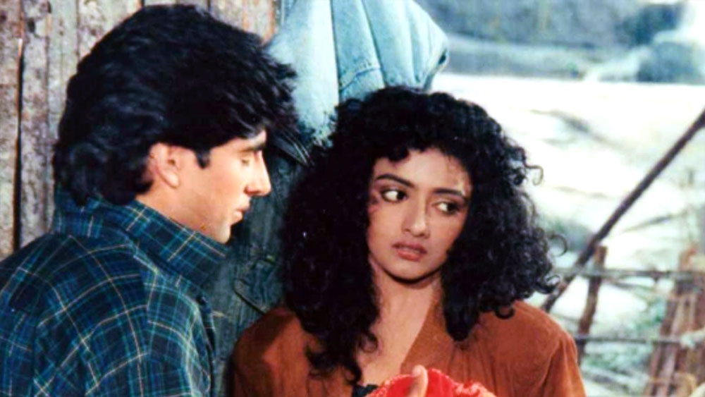 বলিউডের ‘খিলাড়ি’ ওরফে অক্ষয় কুমারকেও এই ছবিতে প্রথম অভিনয় করতে দেখা যায়। তবে, হিন্দি ছবি নয়, ১৯৮৭ সালে তামিল ছবি ‘এঙ্গা উরু পাতুক্রান’-এ শান্তিপ্রিয়া প্রথম বড়পর্দায় অভিনয় শুরু করেন।