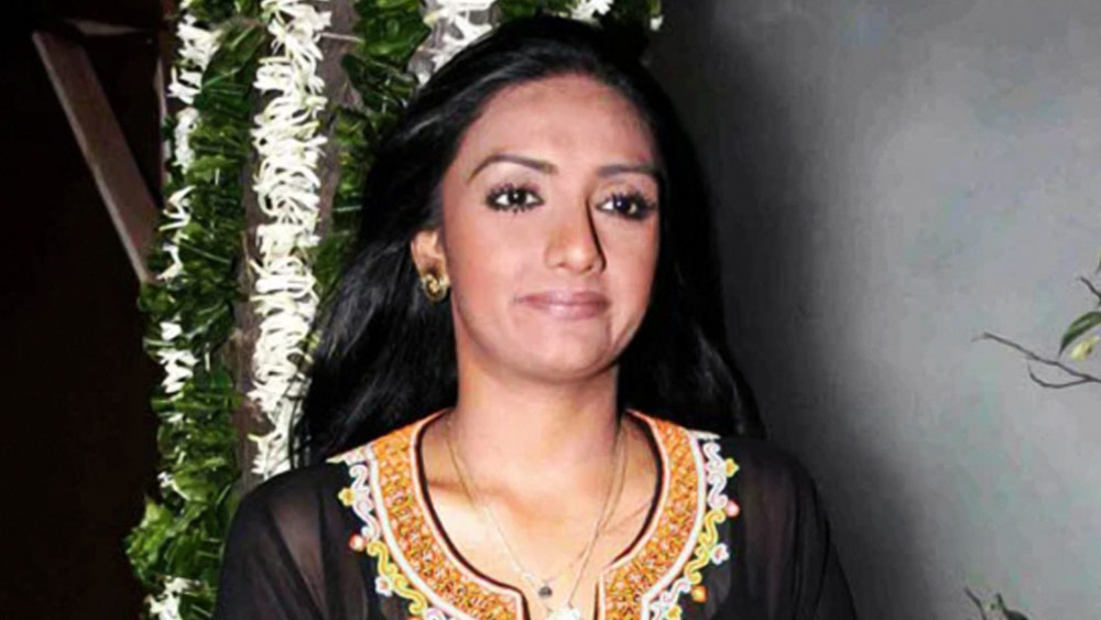 কিন্তু তাঁর জীবনে হঠাৎ ছন্দপতন ঘটে। বিয়ের ১২ বছর পর ২০০৪ সালে সিদ্ধার্থ হৃদ্‌রোগে মারা যান। সংসারের যাবতীয় দায় তাঁর উপর এসে পড়ায় টেলিভিশন ধারাবাহিকে অভিনয় আগের চেয়ে আরও বাড়িয়ে দেন তিনি।