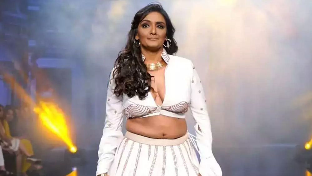 এক সময় কেরিয়ারের তুঙ্গে থাকা এই অভিনেত্রী যখন বলিপাড়া থেকে প্রায় হারিয়ে যাচ্ছেন, ঠিক তখনই আরও এক বার চর্চায় এলেন শান্তিপ্রিয়া। ৫২ বছর বয়সে তিনি আবার সম্পর্কে জড়িয়েছেন, এই খবর প্রচার হতেই বলিপাড়ায় তাঁকে নিয়ে গুঞ্জন শুরু হয়।