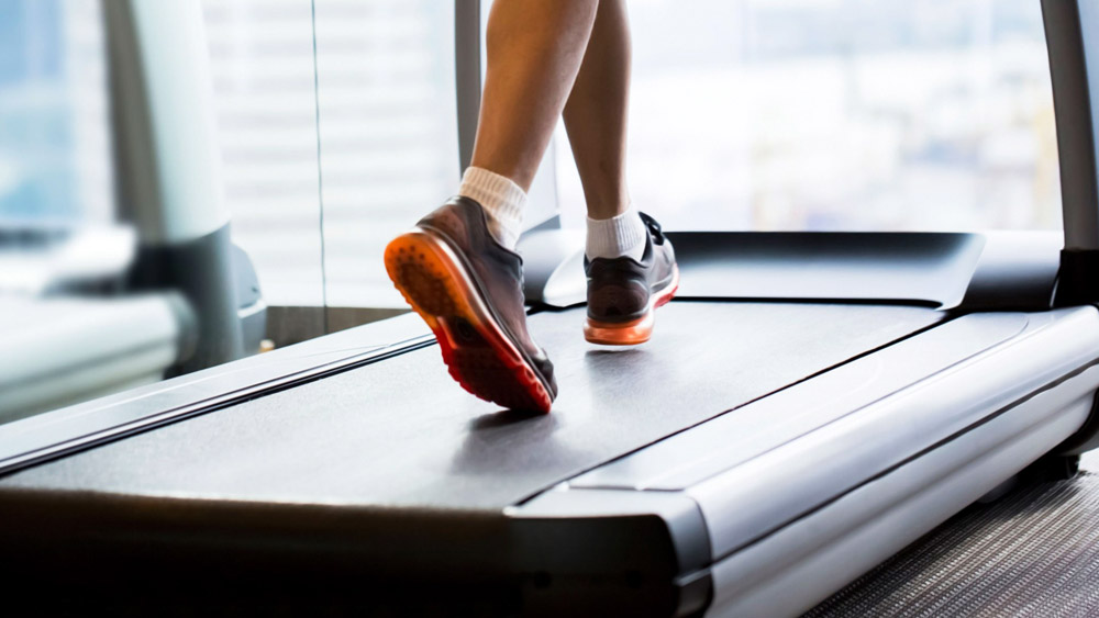 জিমে তো বটেই, আজকাল স্বাস্থ্যসচেতন অনেকের ঘরেও ঠাঁই পেয়েছে ট্রেডমিল। শরীরচর্চার অঙ্গ হিসাবে অনেকের কাছে তা অপরিহার্য। তবে এক কালে জেলবন্দিদের উপর অত্যাচারের যন্ত্র হিসাবেও ব্যবহৃত হত ট্রেডমিল। ফিরে দেখা যাক এ যন্ত্রের গোড়ার কথা।