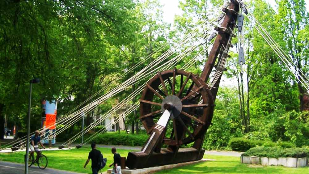 ট্রেডমিল নয়, গোড়ার দিকে এই যন্ত্রটি পরিচিত ছিল ট্রেডহুইল নামে। সে সময় অর্থাৎ প্রথম শতকের শেষের দিকে তখন রোম সাম্রাজ্যের রমরমা। তখনকার দিনে অবশ্য শরীরচর্চা করতে নয়, ভারী জিনিসপত্র তুলতে ব্যবহার করা হত ট্রেডহুইল।