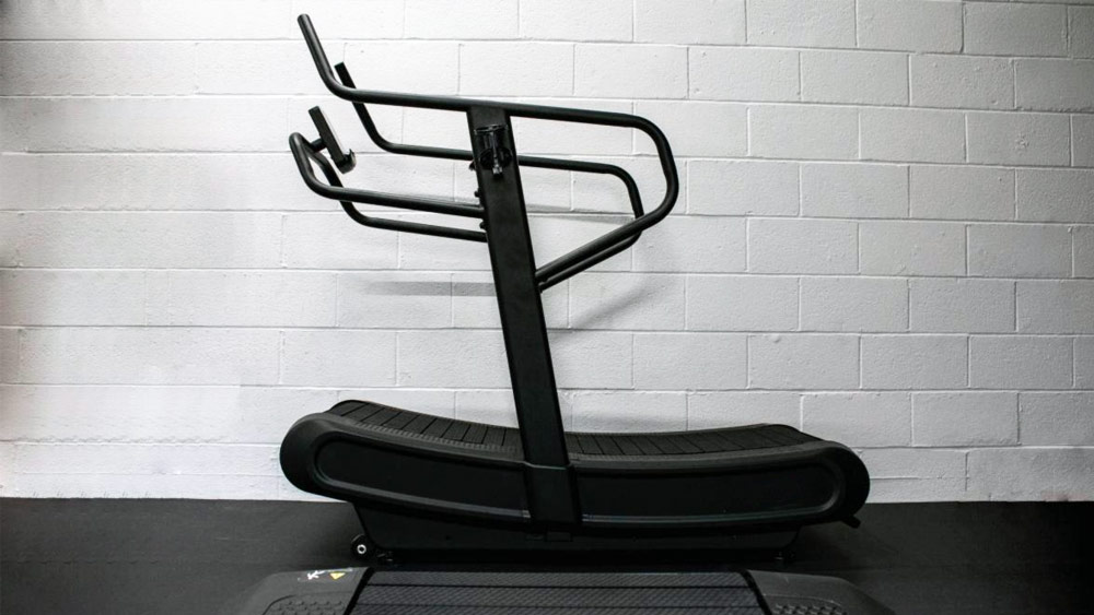 ট্রেডমিলের আধুনিক রূপ দেখা গিয়েছিল ১৯৫২ সালে। সে বছর রবার্ট ব্রুস নামে আমেরিকার ওয়াশিংটন বিশ্ববিদ্যালয়ের এক কার্ডিওলজিস্টের গবেষণার সুফল পেয়েছিল গোটা দুনিয়া। হৃদ্‌যন্ত্রের নানা রোগ এবং পরিস্থিতি খতিয়ে দেখতে সহকর্মী ওয়েন কুইনটনের সঙ্গে মিলে একটি ট্রেডমিলের সাহায্য নিয়েছিলেন ব্রুস।