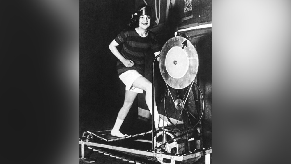 ট্রেডমিলের রূপে আরও বদল আসে গত শতকে। ষাট-সত্তরের দশকে বিল স্টাবের সঙ্গে মিলে কেনেথ কুপার নামে এক চিকিৎসক প্রথম শরীরচর্চার যন্ত্র হিসাবে এটিকে বাজারে ছাড়েন। জিম থেকে আমজনতার ঘরে ঘরে অ্যারোবিক ব্যায়ামের যন্ত্র হিসাবে পৌঁছে যায় ট্রেডমিল!