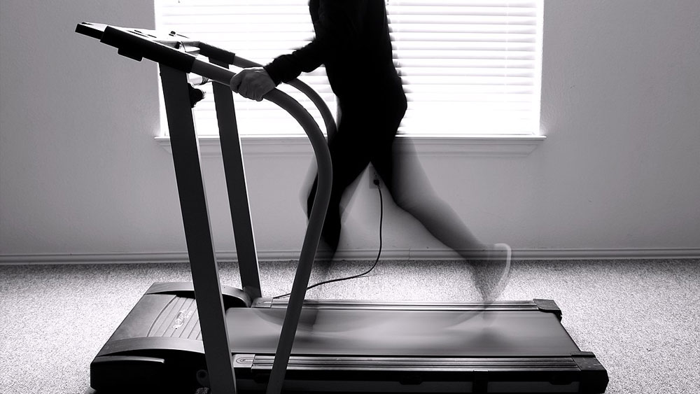 ভারিক্কি চেহারা থেকে হালকা ওজনের ছিমছাম চেহারা পেতে বেশ কিছু কাল অপেক্ষা করতে হয়েছে ট্রেডমিলকে। ১৯৯১ সালে লাইফ ফিটনেস নামে এক সংস্থার তৈরি ট্রেডমিলের ৯৫০০এইচআর মডেলের যন্ত্রাংশ জুড়তেই পেরিয়ে যেত সপ্তাহখানেক। তবে আজকাল অবশ্য ট্রেডমিল ব্যবহারে তেমন ঘাম ঝরাতে হয় না।