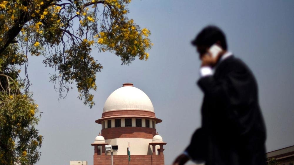 সাধারণ প্রক্রিয়া অনুযায়ী আবেদনকারী পক্ষ সশরীরে হাজির হয়ে বা অনলাইনে মামলা নথিভুক্ত করার আবেদন জানায়। এর পর সুপ্রিম কোর্টের রেজিস্ট্রি তা পরীক্ষা করে ত্রুটি আছে কি না খতিয়ে দেখেন।