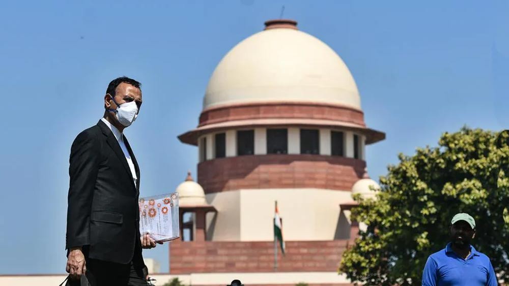 সেই সুযোগ পাওয়ার জন্য আবেদনকারী পক্ষের আইনজীবীকে প্রথমে রেজিস্ট্রারের অনুমোদন চাইতে যেতে হয়। রেজিস্ট্রার মামলার গুরুত্ব বুঝে দ্রুত শুনানিতে সায় দিতে পারেন।