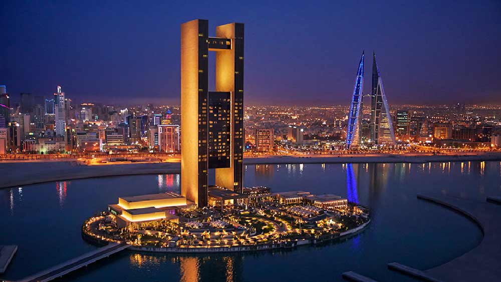 ৫০টি প্রাকৃতিক এবং ৩৩টি কৃত্রিম দ্বীপ মিলিয়ে গড়ে উঠেছে এ দেশ। ২০২০ সালের জনগণনা অনুয়ায়ী, বাহরাইনের জনসংখ্যা ১৫ লক্ষের কিছু বেশি। তার মধ্যে সে সময় ৭১২,৩৬২ জনই ছিলেন বাইরাইনের আদি বাসিন্দা। 