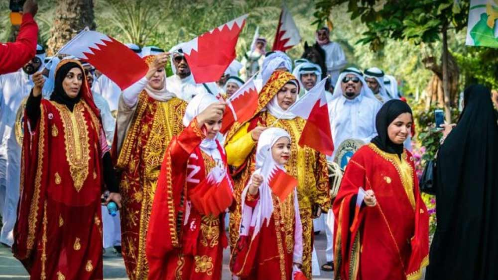 বস্তুত, ১৯৭১ সালের ১৫ অগস্ট ব্রিটিশরাজের হাত থেকে মুক্ত হয়েছিল বাহরাইন।তবে ইতিহাস ঘাঁটলে দেখা যায় যে, ১৯১৩ সালে বাহরাইনের অটোমান সরকার এবং ব্রিটিশদের মধ্যে চুক্তিতে সে দেশকে স্বাধীন বলে ঘোষণা করা হয়। যদিও ’৭১ পর্যন্ত তা বাস্তবায়িত হয়নি। ’৭১-এ রাষ্ট্রপুঞ্জে ভোটাভুটিতে আক্ষরিক অর্থেই স্বাধীনতা পায় বাহরাইন। যদিও অনেকের মতে, বাহরাইনের স্বাধীনতা দিবস হল ১৪ অগস্ট। তবে পরের দিনটিকেই স্বাধীনতা দিবস হিসাবে স্বীকৃতি দেওয়া হয়।