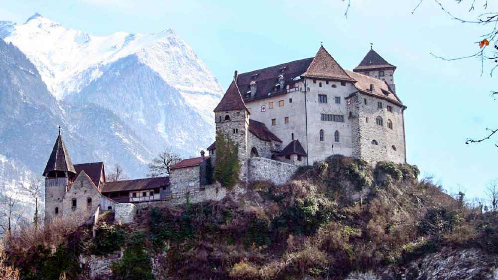 আয়তনের দিক থেকে ক্ষুদ্র দেশগুলির তালিকায় থাকলেও মাথাপিছু আয়ের নিরিখে অনেকটাই উপরে রয়েছে লিকটেনস্টাইন। ২০১৯ সালের জনগণনা অনুযায়ী, এ দেশে মোটে ৩৮,৭৪৯ জন বাসিন্দার বসবাস। পশ্চিম সুইৎজারল্যান্ড এবং উত্তর ও পূর্বে অস্ট্রিয়ার পড়শি দেশটি আবার মাউন্টেন স্পোর্টসের জন্যও বিখ্যাত।