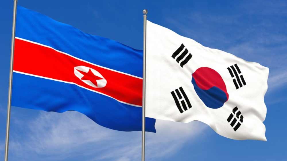 চল্লিশের দশকে একই দিনে দু’ভাগ হয়েছিল কোরিয়া। জন্ম নিয়েছিল উত্তর এবং দক্ষিণ কোরিয়া। স্বাধীনতা প্রাপ্তির দিনটিকে বলা হয় গোয়াংবকজিওল। যার আক্ষরিক অর্থ আলো পুনরুদ্ধারের সময়।