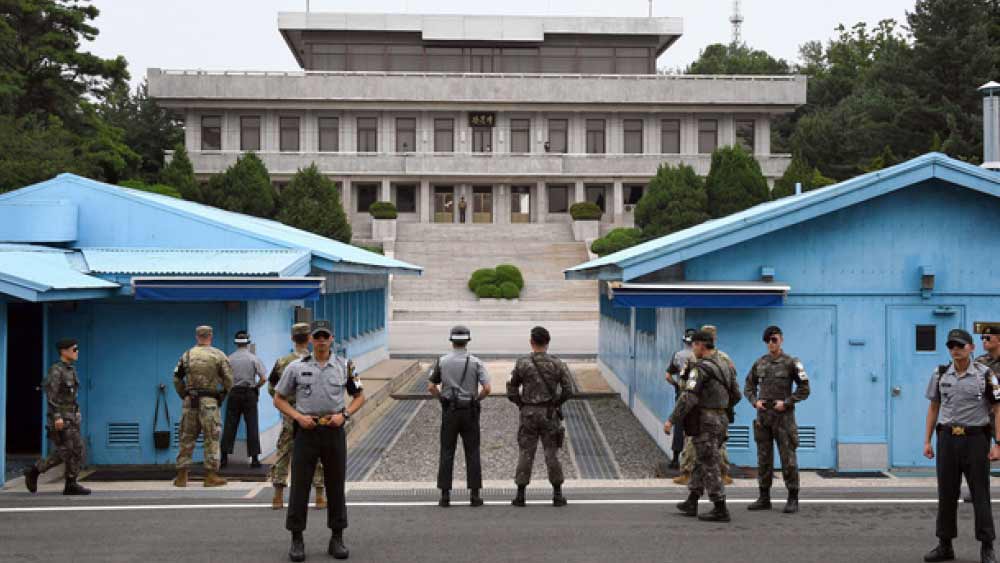 ১৯৪৫ সাল থেকে উপনিবেশ হিসাবে জাপানিদের হাতে ছিল কোরিয়া। ৩৫ বছরের সেই শাসনের অবসানে স্বাধীনতা পায় এ দেশটি। তবে ভারতের মতোই দেশভাগের যন্ত্রণা সইতে হয়েছে কোরীয়দের।