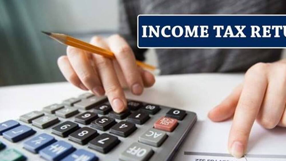 কিন্তু কাদের কোন কর কাঠামোয় আয়কর জমা দেওয়া সুবিধাজনক হবে? কী বলছেন বিশেষজ্ঞরা? আয়কর বিশেষজ্ঞদের মত, যাঁরা নতুন চাকরিতে যোগ দিয়েছেন বা যাঁদের হাতে টাকা রাখার প্রবণতা বেশি, কেবল তাঁদের জন্যই এই নতুন আয়কর কাঠামো আকর্ষণীয় এবং লাভজনক। যাঁদের বিভিন্ন জায়গায় সঞ্চয় এবং বিনিয়োগ রয়েছে তাঁদের জন্য পুরনো কর কাঠামোই বেশি লাভের।