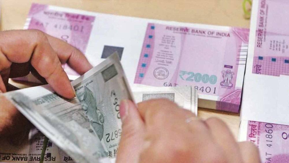 এ বার ধরা যাক, কারও বর্তমান বেতন ৭ লক্ষের কম এবং আয়কর জমা দেওয়ার জন্য তিনি নতুন কর কাঠামো বেছে নিলেন। কিন্তু এমন হতেই পারে যে, কয়েক বছরের মধ্যে সেই বেতনভোগীর আয় ৭ লক্ষের বেশি হয়ে গেল। তখন তিনি আবার পুরনো কর কাঠামোয় ফিরবেন কী ভাবে? সেই সুবিধাও দিয়েছে কেন্দ্র। কোনও আয়করদাতা চাইলেই কর কাঠামোয় পছন্দের পরিবর্তন করতেন পারেন। নিজেদের আর্থিক সুবিধামতো বেছে নিতে পারেন নতুন বা পুরনো কর কাঠামো।