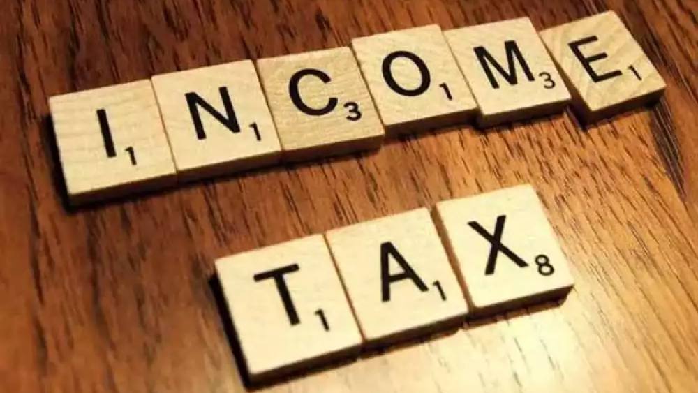 যাঁদের বয়স ৬০ বছরের কম, কিন্তু ৪০ বছরের বেশি তাঁদের এক অর্থবর্ষে আয় তিন লক্ষ টাকার কম হলে আয়কর রিটার্ন ফাইল করতে হয় না।