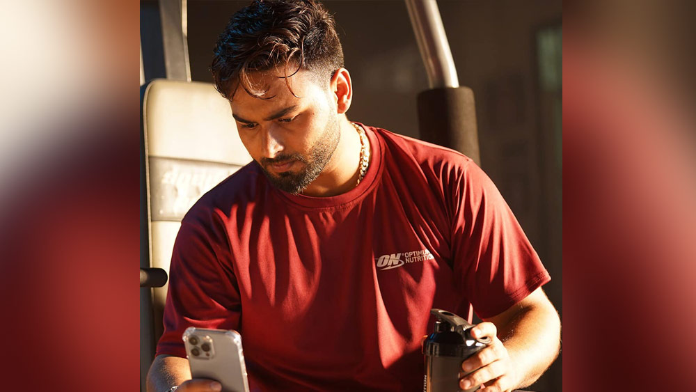 ঋষভ লিখেছিলেন, ‘জনপ্রিয়তা পাওয়ার জন্য মানুষ সাক্ষাৎকার দিতে গিয়ে কত মিথ্যা কথা বলে! দেখে অবাক লাগে। নাম এবং খ্যাতি পাওয়ার জন্য মানুষ কত তৃষ্ণার্ত। ঈশ্বর ওঁদের মঙ্গল করুন। আমার পিছন ছেড়ে দাও বোন। মিথ্যা বলারও একটা সীমা থাকে।’