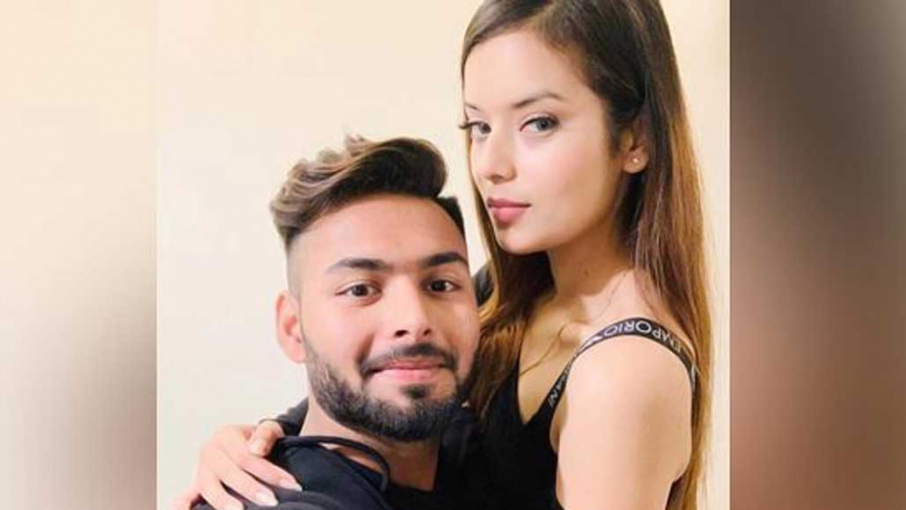 উর্বশীর সঙ্গে বিচ্ছেদের পরই ঈশা নেগী নামে এক তরুণীর সঙ্গে প্রেমের জোয়ারে গা ভাসান পন্থ। 