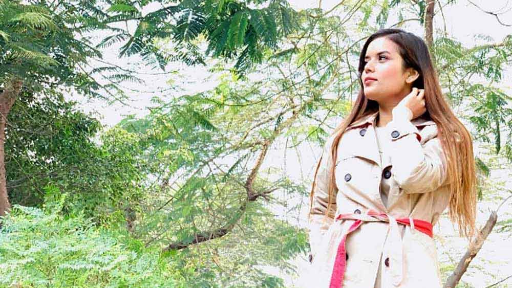 পেশায় শিল্পোদ্যোগী ও ইন্টিরিয়র ডিজাইনার ঈশা। দিল্লির অমেঠী বিশ্ববিদ্যালয়ের সাহিত্যের ছাত্রী ছিলেন তিনি। দেহরাদূনের একটি কনভেন্ট স্কুলে পড়েছেন।