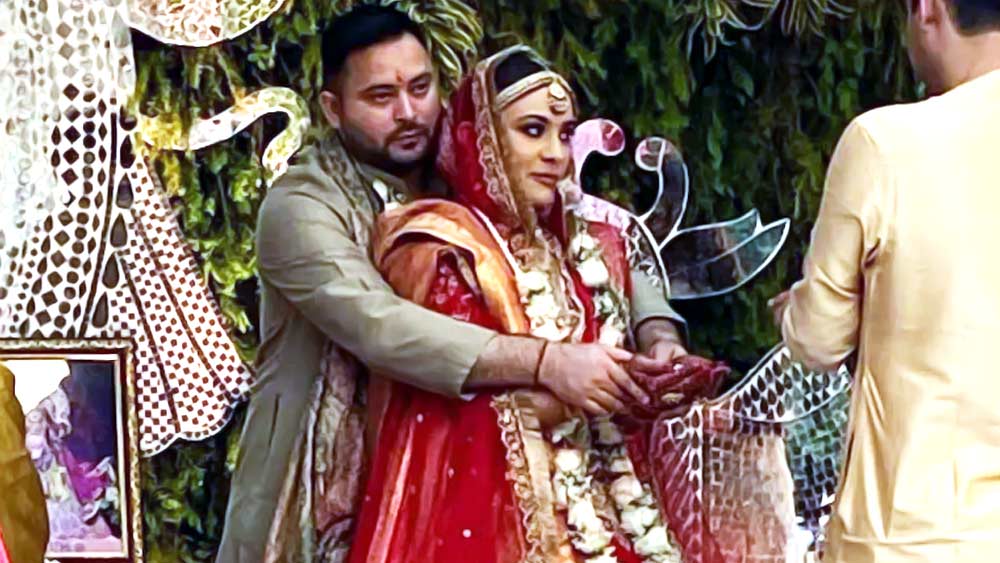 বিয়েতে ঘনিষ্ঠ ব্যক্তি এবং রাজনীতিক মিলিয়ে মাত্র ৫০ জন হাজির ছিলেন।