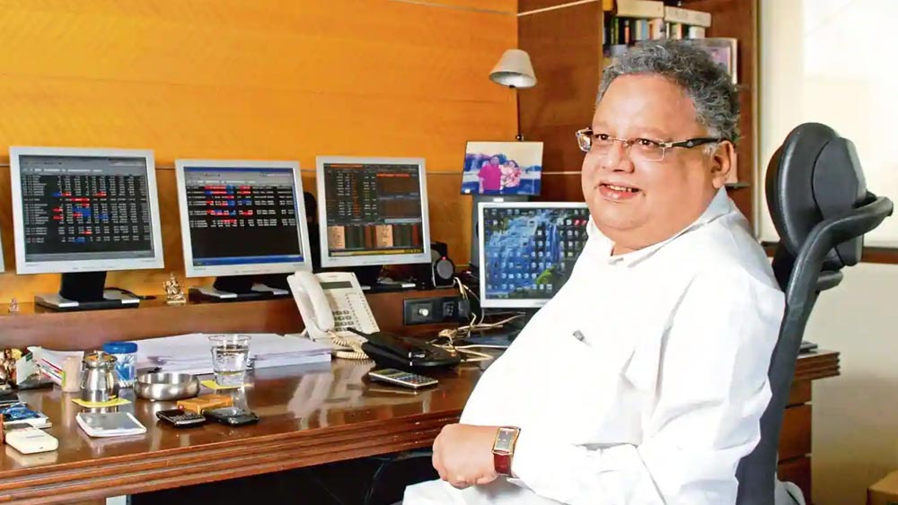 ১৯৬০ সালের ৫ জুলাই হায়দরাবাদের এক মধ্যবিত্ত পরিবারে জন্ম রাকেশের। বড় হয়েছেন মুম্বইয়ে। সিডেনহ্যাম কলেজ অব কমার্স অ্যান্ড ইকনমিক্স থেকে স্নাতক পাশ করেন তিনি। এর পর পড়াশোনা করেন ইনস্টিটিউট অব চার্টার্ড অ্যাকাউন্ট্যান্টস অব ইন্ডিয়া থেকে। 