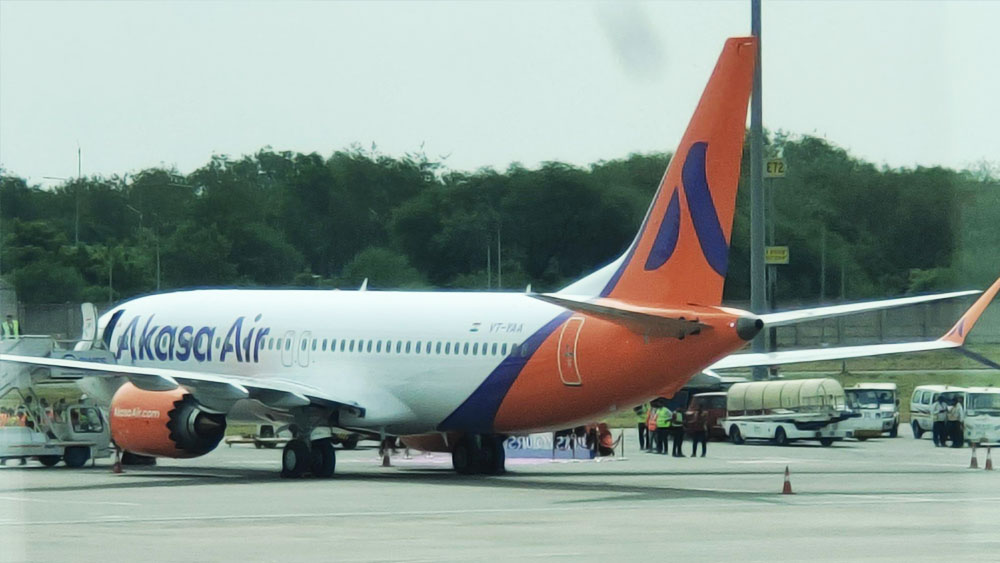 সংস্থার ট্যাগলাইন ‘এটা তোমার আকাশ’। রাকেশের ভাবনা ছিল, দেশের সর্বস্তরের মানুষই যাতে বিমান পরিষেবা পেতে পারেন। তাই আম আদমির জন্যই মূলত চালু করেছেন তাঁর বিমান সংস্থা, যার টিকিট মূল্য থাকবে সাধ্যের মধ্যে। ইন্ডিগো, স্পাইসজেটের মতো সংস্থার সঙ্গে মূল প্রতিযোগিতা অকাসার। রাকেশের ভাবনা মতোই সংস্থা এগিয়ে নিয়ে যেতে চান সংস্থার অন্য দুই মালিক। 