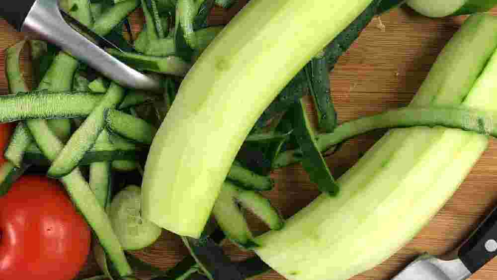 শসার খোসা থেকেই বানানো যায় ভাল মানের সার। 