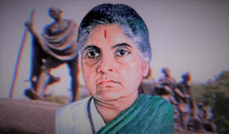 দুর্গাবাঈ দেশমুখ:  প্রথম জীবন থেকেই, দুর্গাবাই ভারতীয় রাজনীতির সাথে যুক্ত ছিলেন। ১২ বছর বয়সে, তিনি ইংরেজি ভাষায় শিক্ষাদানের প্রযোগের বিরুদ্ধে প্রতিবাদ করতে স্কুল ছাড়েন। মেয়েদের জন্য হিন্দি শিক্ষা প্রচারের জন্য, তিনি রাজামুন্দ্রিতে বালিকা হিন্দি পাঠশালা শুরু করেছিলেন। ইনি ছিলেন একজন ভারতীয় স্বাধীনতা সংগ্রামী, আইনজীবী, সামাজিক কর্মী এবং রাজনীতিজ্ঞ। তিনি ভারতের সংবিধান পরিষদ এবং ভারতের পরিকল্পনা কমিশনের সদস্য ছিলেন।  ১৯৩০-এ লবন আন্দোলনে অংশ নেন দুর্গাবাঈ দেশমুখ। ১৯৩৬-এ অন্ধ্র মহিলা সভা তৈরি করেন। ইনি সংসদ এবং প্ল্যানিং কমিশনের সদস্য ছিলেন। ১৯৭৫-এ পদ্মবিভূষণ সম্মানে ভূষিত করা হয় তাঁকে।