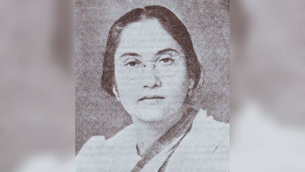 লীলা রায়:  লীলা রায় ছিলেন পেশায় সাংবাদিক। রাজনৈতিক আন্দোলনে জড়িয়ে ছিলেন ওচপ্রোতভাবে। ১৯২১-এ তিনি কলকাতার বেথুন কলেজ থেকে বি.এ. পাশ করেন। পরীক্ষায় তিনি মেয়েদের মধ্যে প্রথম স্থান অধিকার করেন এবং পদ্মাবতী স্বর্ণ পদক লাভ করেন। তখনকার পরিবেশে সহশিক্ষার কোনও ব্যবস্থা ছিল না বলে লীলা রায়ের মেধা ও আকাঙ্ক্ষা বিচার করে ঢাকা বিশ্ববিদ্যালয়ের তৎকালীন ভাইস চান্সেলর ডঃ হার্টস তাঁকে পড়ার বিশেষ অনুমতি প্রদান করেন। তিনিই ছিলেন ঢাকা বিশ্ববিদ্যালয়ের প্রথম এমএ ডিগ্রিধারী। ইনি ভারতবর্ষের স্বাধীনতা সংগ্রামের একজন নেত্রী ছিলেন। ১৯৪১-এ নেতাজির অন্তর্ধানের পর তিনি ও তার স্বামী অনিল রায় উত্তর ভারতে ফরওয়ার্ড ব্লক সংগঠনের দায়িত্ব নেন।  তিনি মহিলা সমাজের মুখপত্র হিসেবে ১৯৩১ -এর মে মাসে “জয়শ্রী” নামে একটি মাসিক পত্রিকা বের করেন। ১৯৪৭ সালে জাতীয় মহিলা সমিতি গঠন করেন তিনি।