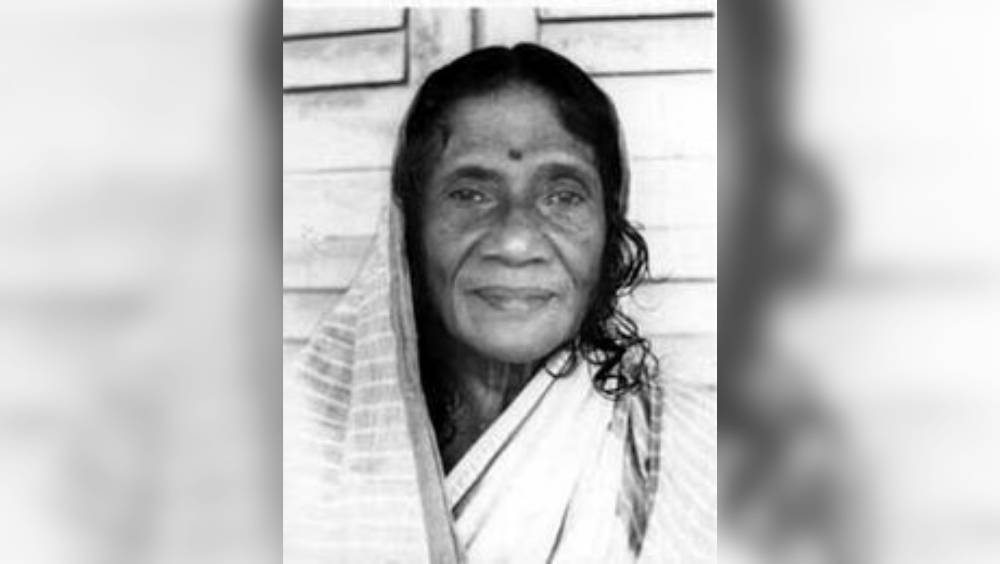 মালতী চৌধুরী:  বৃটিশ ভারতের কলকাতার এক অবস্থাপন্ন ব্রাহ্মপরিবারে জন্ম মালতী চৌধুরীর। তিনি ছিলেন মহাত্মা গান্ধী ও রবীন্দ্রনাথের ঘনিষ্ঠ সহযোগী। বিশিষ্ট সর্বোদয় নেত্রী ও সমাজসেবী ছিলেন তিনি। মহাত্মা গান্ধীর প্রভাবে তিনি ১৯৩০-এ অসহযোগ আন্দোলনে যোগ দেন তিনি। এরপর গ্রেফতার হয়ে ভাগলপুর সেন্ট্রাল জেলে প্রেরিত হন।  ১৯৩২ -এ হাজারিবাগ জেলে ছিলেন তিনি।  ৪২ এর ভারত ছাড়ো আন্দোলনেও অংশ নিয়ে কারাবাস করেছেন মালতী চৌধুরী।