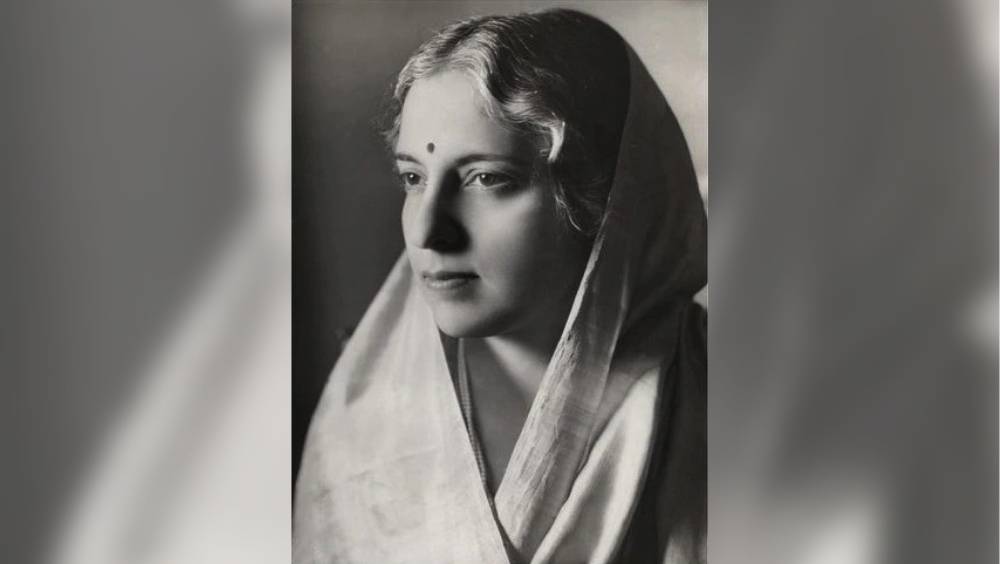 বিজয়লক্ষ্মী পণ্ডিত:  বিজয়লক্ষ্মী পণ্ডিত সম্পর্কে ছিলেন জওহরলাল নেহরুর বোন, ইন্দিরা গাঁধীর পিসি ও রাজীব গাঁধী পিসি-ঠাকুমা। একজন ভারতীয় কূটনৈতিক ও রাজনীতিবিদ হিসেবে পরিচিত ছিলেন তিনি। তিনি ছিলেন প্রথম ভারতীয় নারী ক্যাবিনেট মন্ত্রী।  ১৯৩৭ তে তিনি যুক্তপ্রদেশের প্রাদেশিক আইনসভায় নির্বাচিত হন। ১৯৪৬-এ তিনি যুক্তপ্রদেশ থেকে ভারতের গণপরিষদে নির্বাচিত হন। ১৯৬২ থেকে ১৯৬৪ পর্যন্ত মহারাষ্ট্রের রাজ্যপাল ছিলেন। ১৯৭৯ তে তিনি রাষ্ট্রসংঘ মানবাধিকার কমিশনের ভারতীয় প্রতিনিধি হিসেবে নিযুক্ত হন।