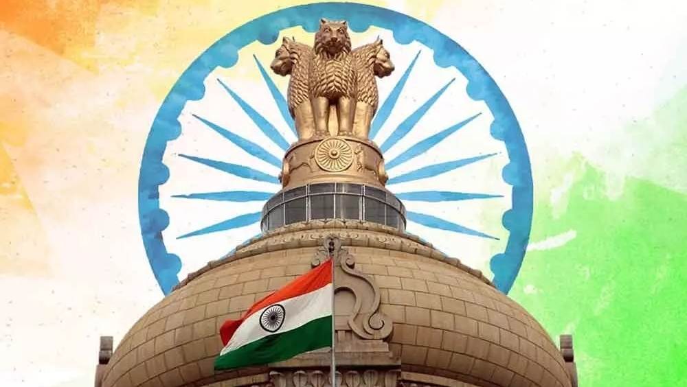 ১৮৫৮ থেকে ১৯৪৭ পর্যন্ত ভারতীয় উপমহাদেশের অধিকাংশ অঞ্চলই ছিল ব্রিটিশ রাজশক্তির প্রত্যক্ষ শাসনাধীনে। এই সময় দেশকে বিদেশি শাসকদের হাত থেকে চিরতরে মুক্ত করতে এক জাতীয়তাবাদী আন্দোলনের সূত্রপাত ঘটে। ১৯৪৭-এর ১৫ আগস্ট ভারত অধিরাজ্য ও পাকিস্তান অধিরাজ্যের স্বাধীনতা অর্জনের মাধ্যমে এই আন্দোলনের পরিসমাপ্তি ঘটে। ১৯৫০ সালের ২৬ জানুয়ারি ভারতের সংবিধান গৃহীত হলে ভারতকে একটি স্বাধীন সার্বভৌম গণপ্রজাতান্ত্রিক রূপে ঘোষণা করা হয়।