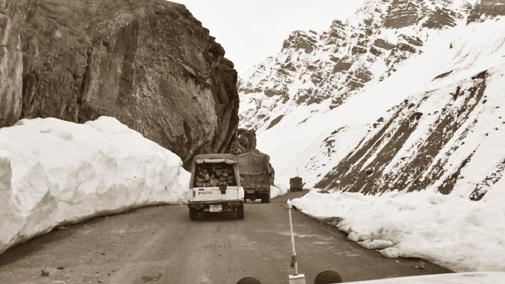 খারাপ আবহাওয়ার জন্যে পাহাড়ি রাস্তায় সেনাদের যাতায়াত করা দুষ্কর হয়ে ওঠে। লাদাখে আক্রমণ হলে জরুরি সহায়তার জন্য এই এলাকায় সেনা এবং তাঁদের রসদ তাড়াতাড়ি পৌঁছনো সম্ভব হত না। ফলে, হানাদারেরা আরও ক্ষতি করতে পারত।