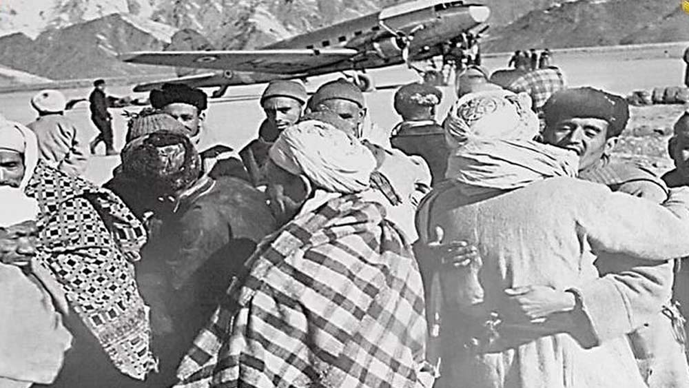 সোনম যখন বিমান অবতরণের জন্য রানওয়ে তৈরি করেছিলেন, সেই সময়ে স্থানীয় লোকেরা স্বচক্ষে একটি সাইকেলও দেখেননি। তাঁরা বিমানকে কোনও উড়ন্ত ঘোড়ার সঙ্গে তুলনা করতেন। এমনকি, তাঁরা ঘোড়ার খাবার নিয়েও রানওয়েতে ছুটে যেতেন। সোনমের হাত ধরেই লাদাখের মানুষেরা আধুনিক জীবনের ঝলক দেখতে পান।