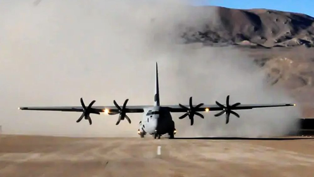 এক মাত্র আকাশপথের মাধ্যমেই সেখানে সেনা মোতায়েন করা যেত, কিন্তু আবহাওয়া খারাপ থাকার কারণে সেনা সেখানে পৌঁছতে পারে না। এক সপ্তাহ পরে ছ’টি ডাকোটা বিমান রানওয়েতে অবতরণ করে। অস্ত্র ও গোলাবারুদ-সহ ২/৪ গোর্খা রাইফেলস্‌ লেহ বিমানবন্দরে আসে। 