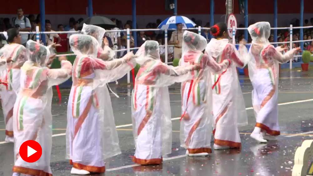 বর্ষাতি পরে নৃত্য পরিবেশন।