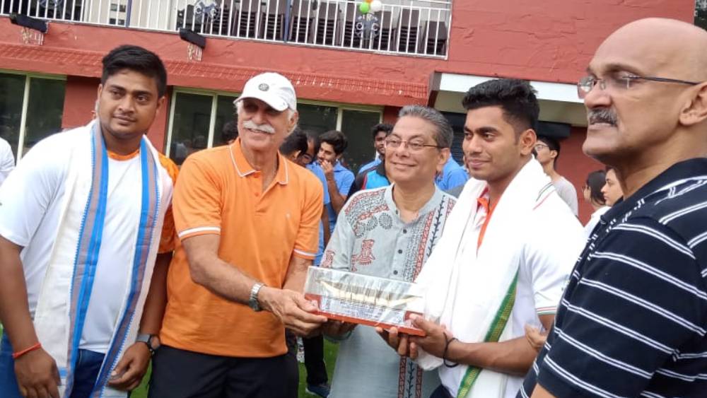 সাফল্যের জন্য দাদা অলোককে (একেবারে বাঁ দিকে) ধন্যবাদ জানিয়েছেন অচিন্ত্য।